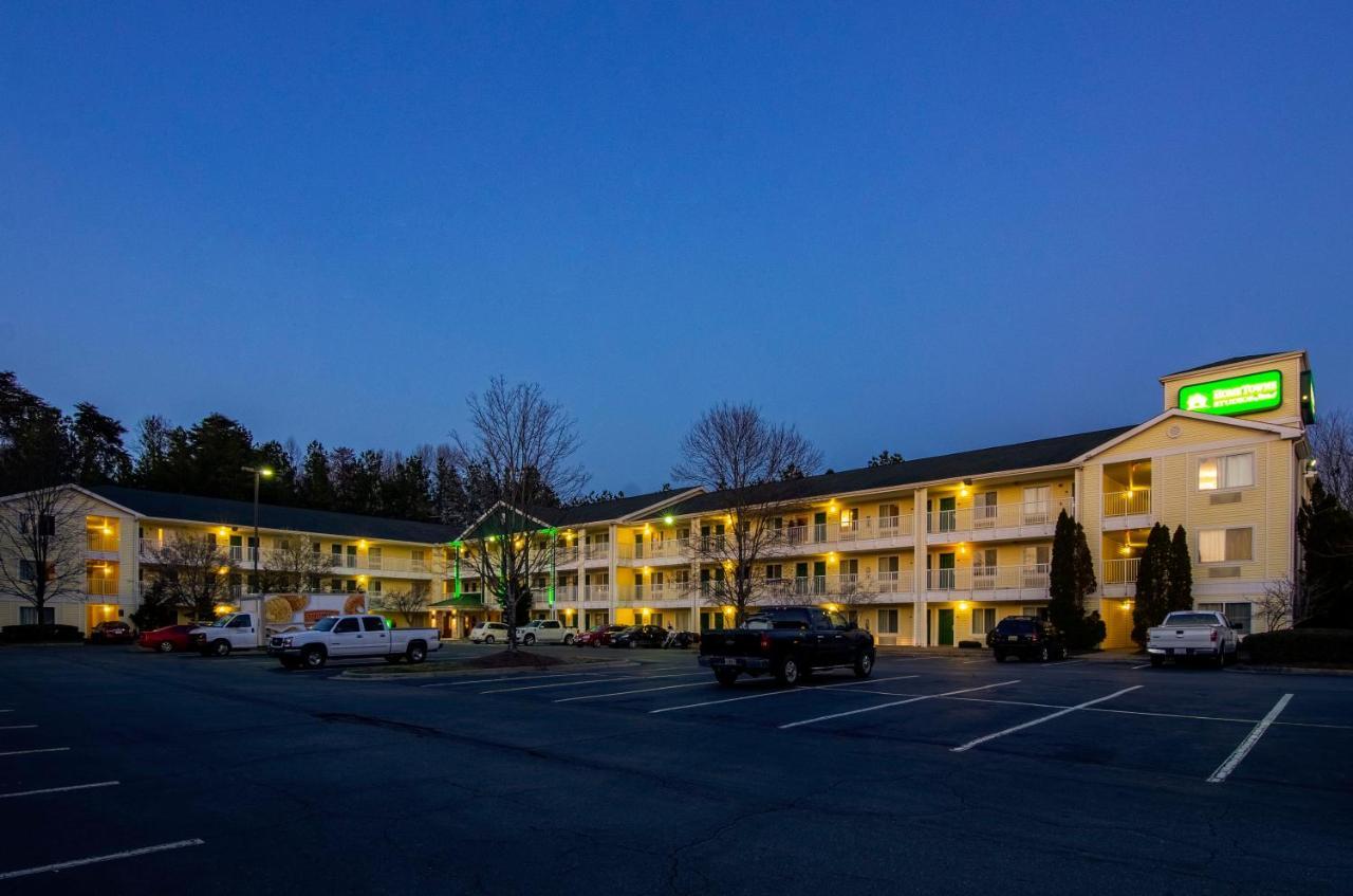 Hometowne Studios By Red Roof Winston-Salem - University Pkwy Экстерьер фото